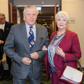 Na nedávnou společenskou událost oblékla kalhotový kostýmek ve vínové barvě. 