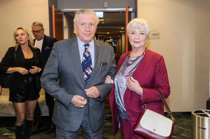 Na nedávnou společenskou událost oblékla kalhotový kostýmek ve vínové barvě. 