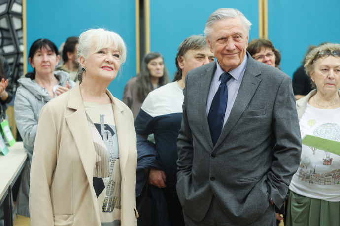 Carmen Mayerová si v posledních letech přestala barvit vlasy a dala průchod svým šedinám. 