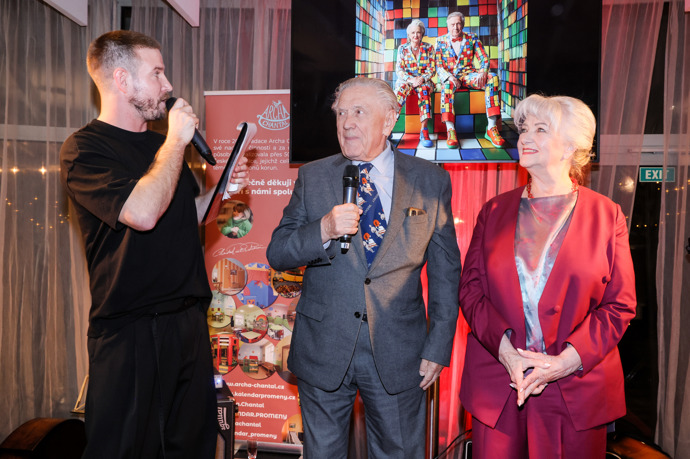 Obraz manželů se ten večer vydražil ve prospěch nadace Archa Chantal za více než 100 tisíc korun. 