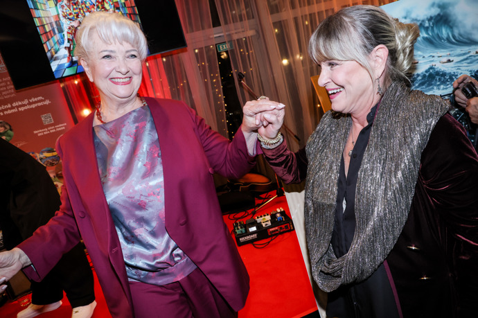 Carmen Mayerová se zapovídala s hostitelkou, kolegyní Chantal Poullain. 