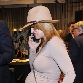 Magda vynesla typicky podzimní šaty v tělové barvě, ve kterých její bříško hezky vyniklo. 