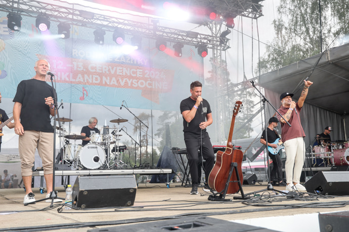 Kluci dobře ví, že je pořád pro koho hrát, byť fanynky už trochu vyrostly. 