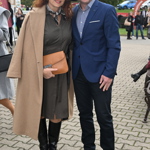 Na prestižní dostihový závod herečka zvolila outfit, který kombinoval nadčasovou eleganci s trendy.