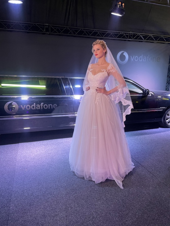 Svatební šaty od Osmanyho Laffity na honosné přehlídce, kde se objevila i luxusní limuzína značky Vodafone. 