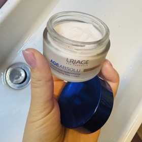 U denního krému je po šesti týdnech denního používání úbytek velmi malý a krém jistě vystačí nejméně ještě na 2-3 měsíce používání. 