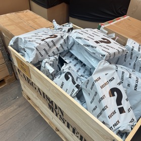 Deset tun ztracených balíčků, ze kterých si týden mohou vybírat lidé na Černém mostě. 