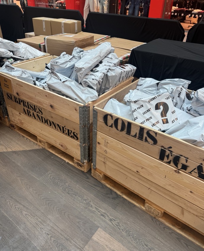 Pop-up store značky King Colis přivezl do Česka fenomén ztracených balíčků a od 7.-12. října si můžete vyzkoušet balíčkovou "loterii" i vy. 