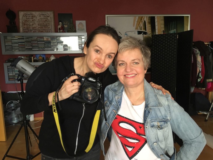 Dana Drábová si v ateliéru Lenky Hatašové zamilovala bílé tričko s logem Supermana.