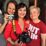 Dana Drábová si podle Lenky Hatašové zamilovala trička s vtipnými nápisy. Na fotce s Lenkou a také s herečkou Alenou Mihulovou.