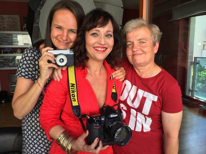 Dana Drábová si podle Lenky Hatašové zamilovala trička s vtipnými nápisy. Na fotce s Lenkou a také s herečkou Alenou Mihulovou.