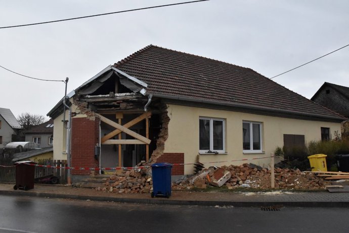 Autobus narazil do domu. 