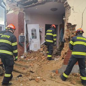 Na místo ihned dorazili hasiči.