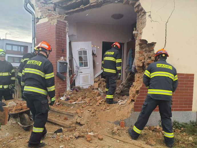 Na místo ihned dorazili hasiči. 