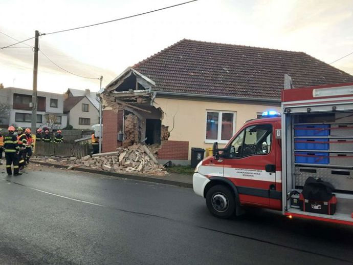 Cestujícím se naštěstí nic nestalo.