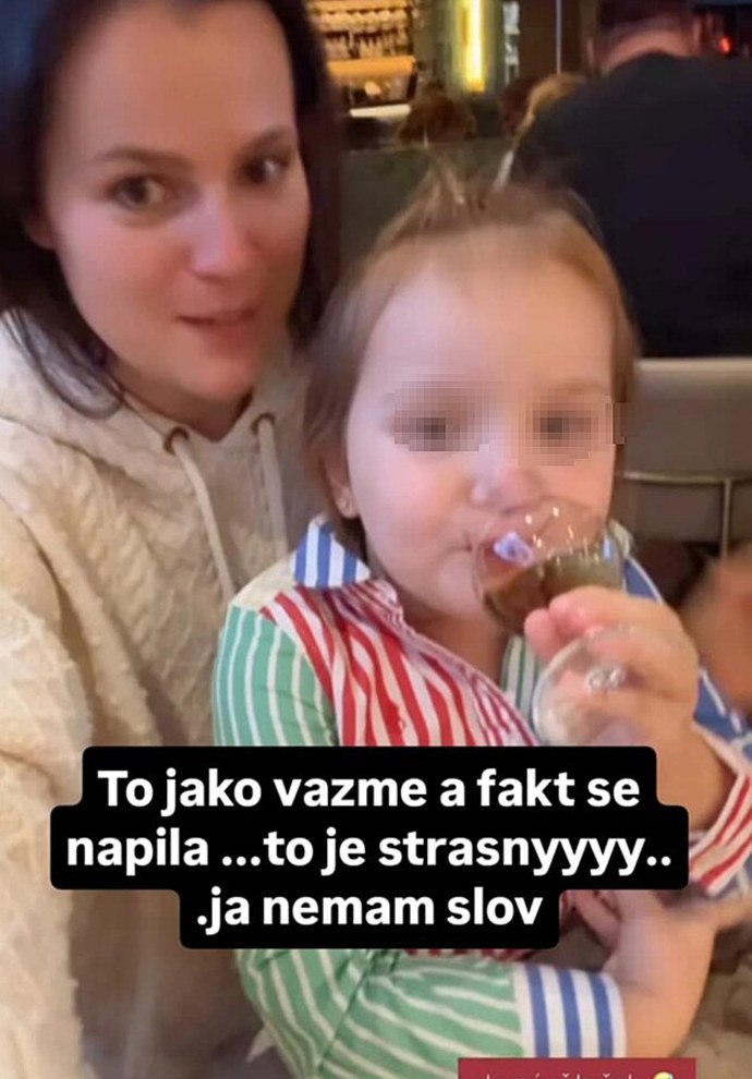 Ornella dala malé Lili údajně ochutnat koňak. Monika Binias na to tvrdě reagovala.