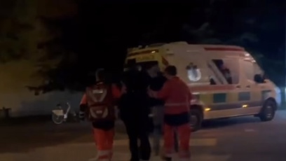 FOTO: Bolka odvádějí do sanitky.