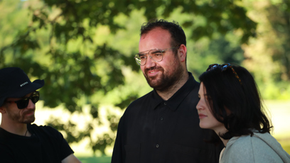 FOTO: Během natáčení byl přítomen i jeho manžel Dominik.