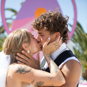 Michelle Ptašinská a Martin Mikuš při polibku.