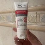 Ochranný matující krém pro mastnou pleť s nedokonalostmi s AHA kyselinami ACM Sébionex K oceňuje redaktorka Monika, protože ulevuje její smíšené problematické pleti. Krém seženete za 324 Kč.