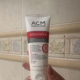 Ochranný matující krém pro mastnou pleť s nedokonalostmi s AHA kyselinami ACM Sébionex K oceňuje redaktorka Monika, protože ulevuje její smíšené problematické pleti. Krém seženete za 324 Kč.