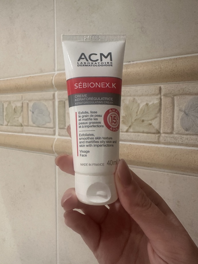 Ochranný matující krém pro mastnou pleť s nedokonalostmi s AHA kyselinami ACM Sébionex K oceňuje redaktorka Monika, protože ulevuje její smíšené problematické pleti. Krém seženete za 324 Kč.