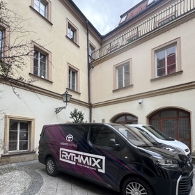 Rythmix mají své kapelní auto.