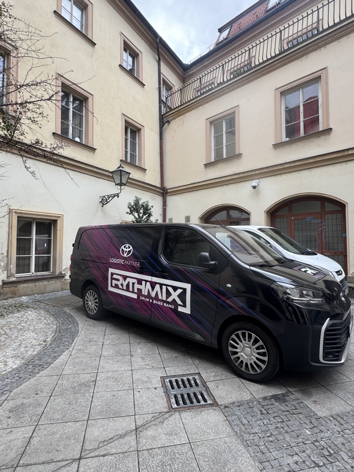 Rythmix mají své kapelní auto.