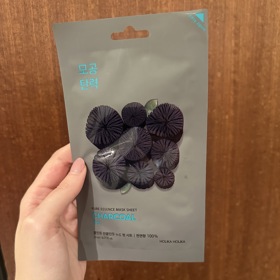 Redaktorka Monika se rozhodla pro plátýnkovou masku Pure Essence Charcoal od korejské značky Holika Holika, která vyšla na 49,90 Kč.