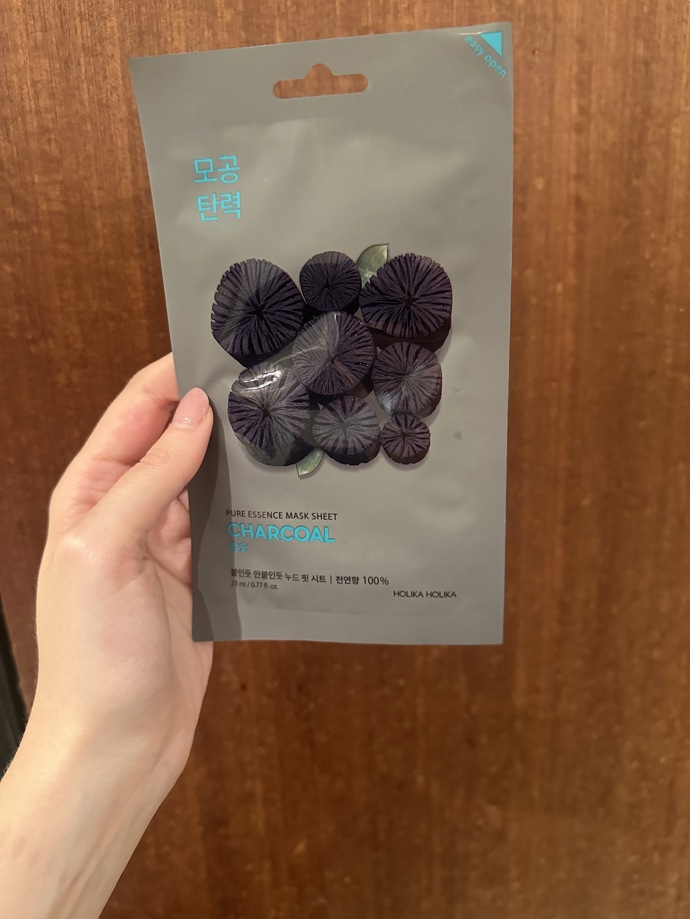 Redaktorka Monika se rozhodla pro plátýnkovou masku Pure Essence Charcoal od korejské značky Holika Holika, která vyšla na 49,90 Kč.
