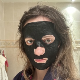 Maska byla černá, a to díky aktivnímu uhlí, které je příjemnou volbou pro Moničinu smíšenou pleť se sklony k mastnotě a občasnému výskytu pupínků.