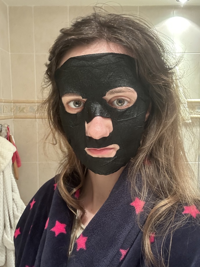 Maska byla černá, a to díky aktivnímu uhlí, které je příjemnou volbou pro Moničinu smíšenou pleť se sklony k mastnotě a občasnému výskytu pupínků.