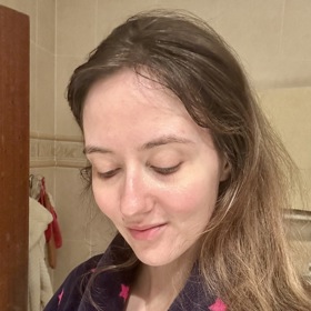 Maska slibovala výživu, detox, stažení pórů i zklidnění pleti a redaktorka Monika byla s bezprostředními výsledky moc spokojená. Pleť působila hebčí, klidnější, matnější i prozářenější