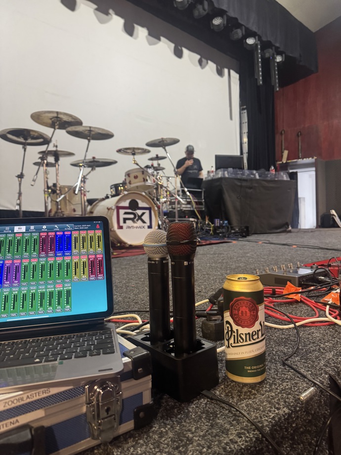 Kapela kombinuje několik hudebních žánrů dohromady.