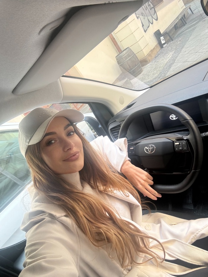 Karolína Krézlová je frontmanka kapely.