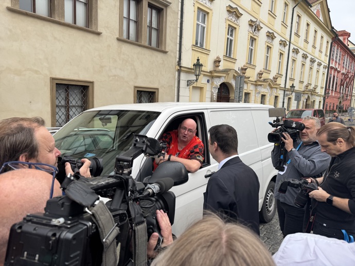 S fanouškem Motoristů se pozdravil i Petr Macinka.