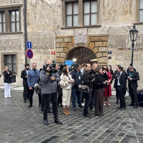 Na příjezd Filipa Turka čekaly desítky novinářů a dokonce i jeden fanoušek v dodávce. 