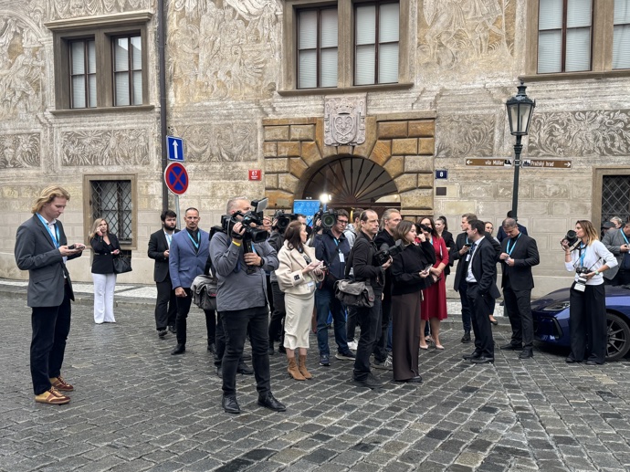 Na příjezd Filipa Turka čekaly desítky novinářů a dokonce i jeden fanoušek v dodávce. 