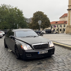 Europoslanec Filip Turek přijel do štábu Motoristů doslova s grácií v Maybachu.