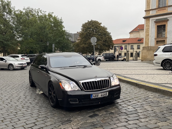 Europoslanec Filip Turek přijel do štábu Motoristů doslova s grácií v Maybachu.