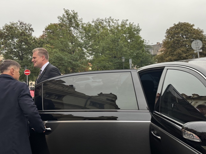 Europoslanec Filip Turek přijel do štábu Motoristů v luxusním voze.