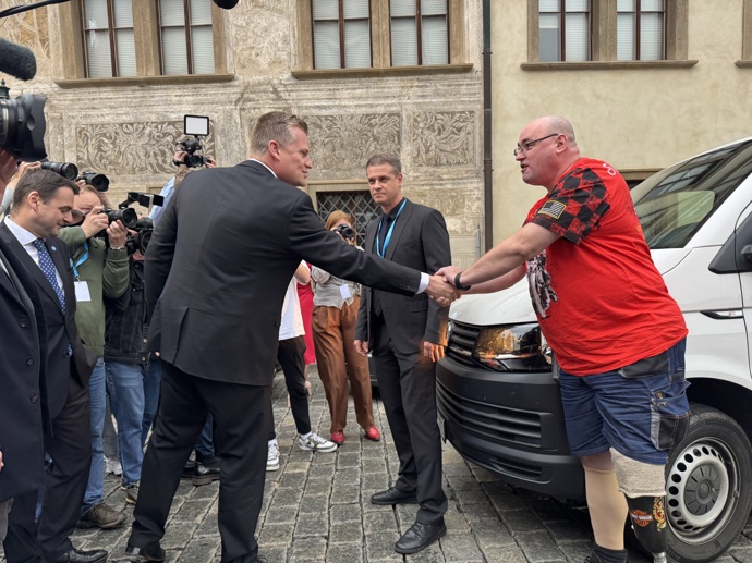 Na příjezd Filipa Turka čekal i fanoušek Petr, který si s ním posléze podal ruku. 