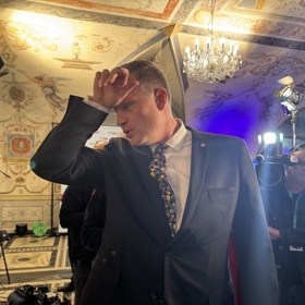 Filip Turek byl napaden v baru.