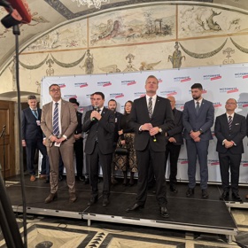 Motoristé sobě během tiskové konference poděkovali svým voličům a podporovatelům.