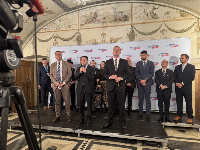 Motoristé sobě během tiskové konference poděkovali svým voličům a podporovatelům.