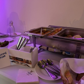 Ve štábu Motoristů byly v nabídce také pravicové a levicové řízky. 