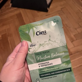 Redaktorka Veronika zvolila plátýnkovou masku  Moisture Balance od privátní značky Cien, kterou pořídila v Lidlu za 24,90 Kč. 