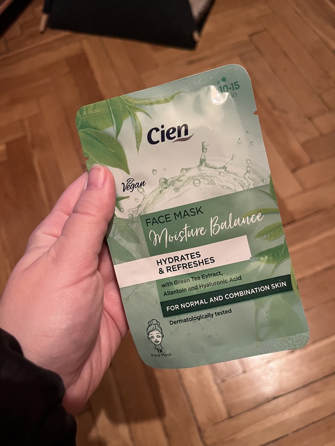Redaktorka Veronika zvolila plátýnkovou masku  Moisture Balance od privátní značky Cien, kterou pořídila v Lidlu za 24,90 Kč. 