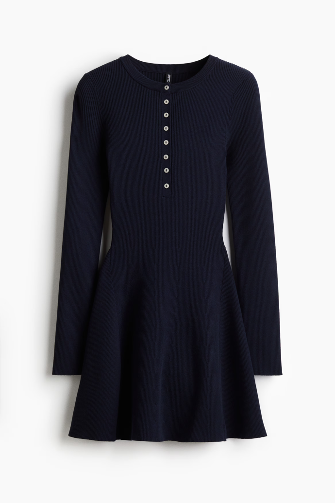 Šaty z žebrovaného úpletu s rozšiřující se sukní, H&M, 859 Kč