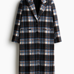 Podobný kabát je k dostání v obchodě H&M za 1999 Kč.